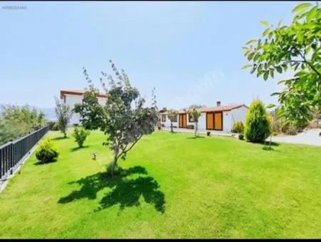 Kızılyaka'da Satılık 5.250 M2 Arsa Üzerinde 225 M2  Havuzlu Villa