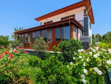 Kızılyaka'da Satılık 5.250 M2 Arsa Üzerinde 225 M2  Havuzlu Villa