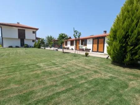 Kızılyaka'da Satılık 5.250 M2 Arsa Üzerinde 225 M2  Havuzlu Villa