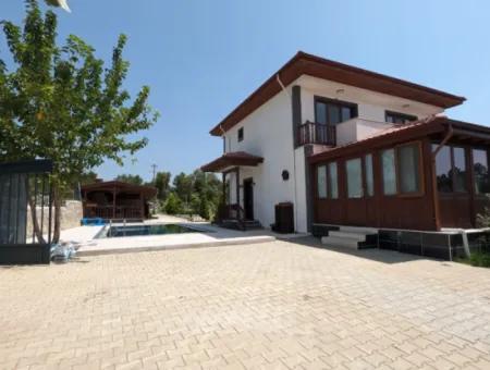 Kızılyaka'da Satılık 5.250 M2 Arsa Üzerinde 225 M2  Havuzlu Villa