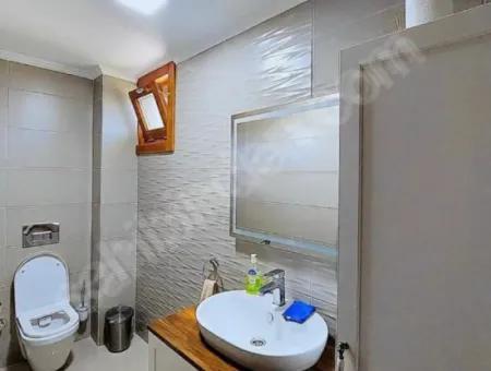 Kızılyaka'da Satılık 5.250 M2 Arsa Üzerinde 225 M2  Havuzlu Villa