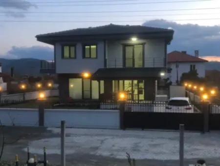 Kızılyaka'da Satılık 4+1 240 Mt2 Villa Pazarlık Vardır